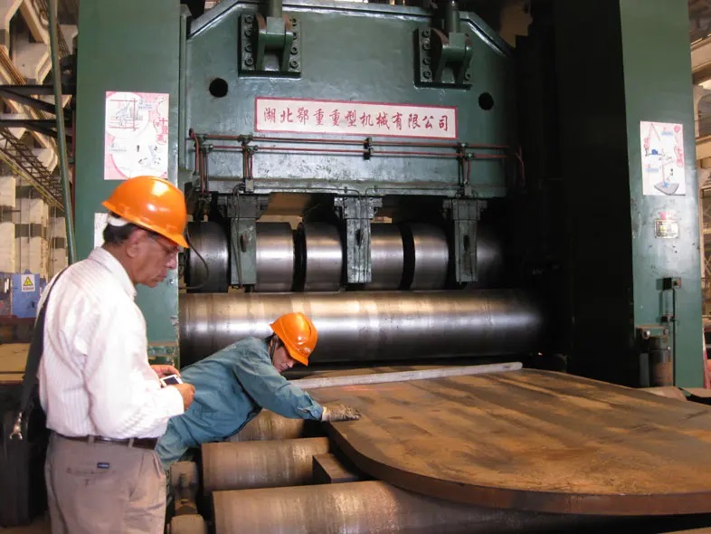 How Metal Sheet Straighteners Enhance Manufacturing Workflows